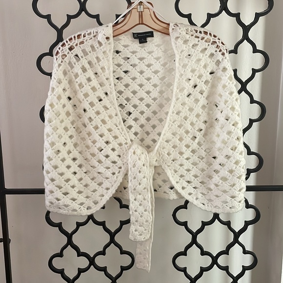 Crocheted Capelet Shawl with Tie Ivory - Picture 1 of 7